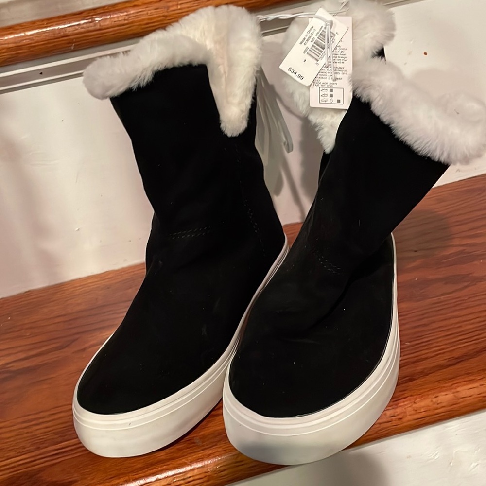 NWT Super cute fur lined black suede sneaker booties